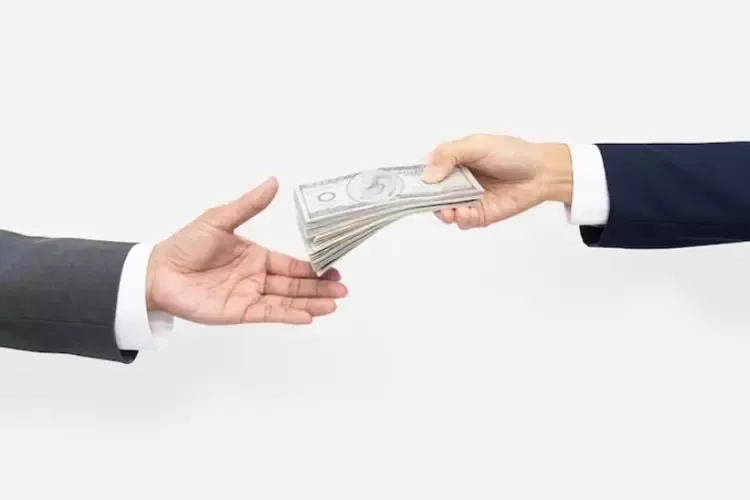 ยื่นเงินดอลลาร์ให้กัน 