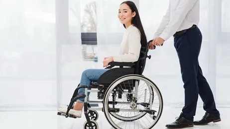 ผู้หญิงนั่งบนรถเข็นผู้ป่วย