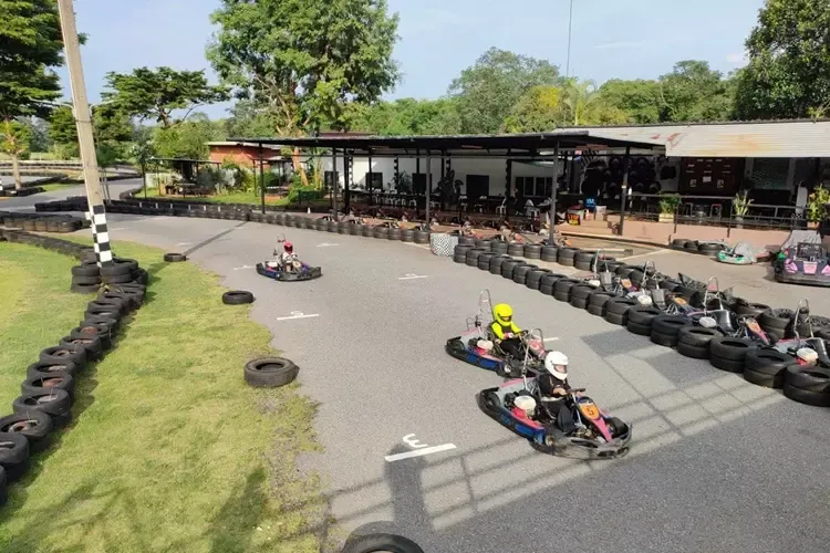 นักท่องเที่ยวขับรถโกคาร์ท