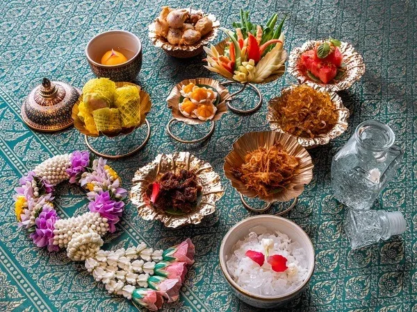 เซตข้าวแช่วางอยู่บนโต๊ะ