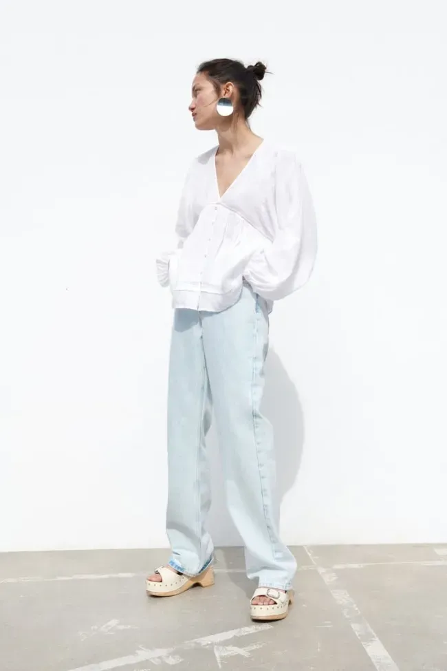 เสื้อสีขาวลูกไม้