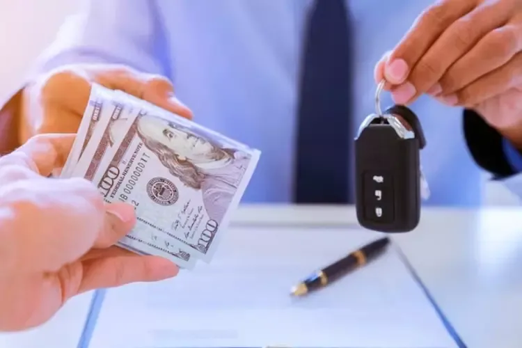ผู้ชายยื่นกุญแจรถแลกกับธนบัตร ผู้ชายยื่นกุญแจรถแลกกับธนบัตร