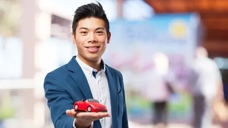 คนถือรถของเล่นสีเขียว