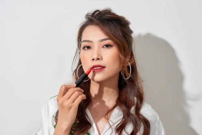 ผู้หญิงกำลังทาลิปสติก