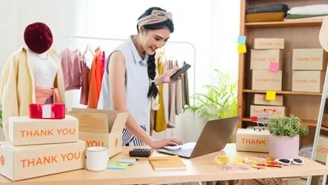 ผู้หญิงขายของออนไลน์