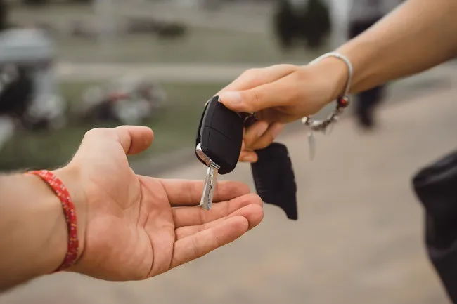 คนยื่นกุญแจรถยนต์