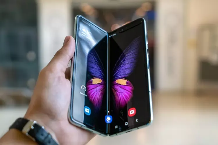 ผู้ชายถือ Samsung Galaxy Fold 