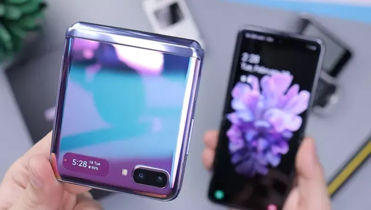 ลูกค้ากำลังดู Samsung Galaxy Z Flip