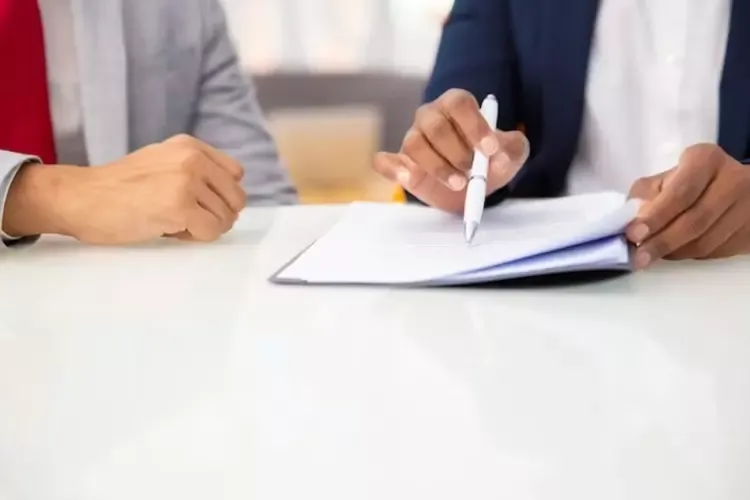 ผู้ชายกำลังอ่านสัญญา 