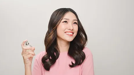 ผู้หญิงกำลังฉีดน้ำหอม