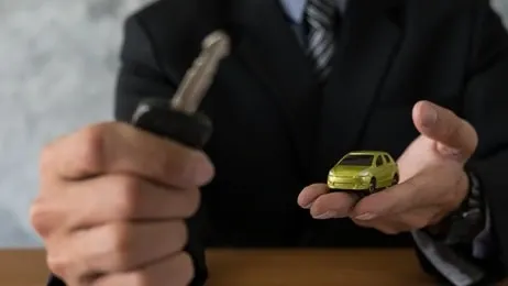 ยื่นกุญแจรถให้