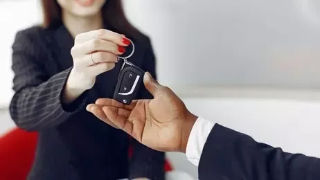 ผู้หญิงยื่นกุญแจรถให้ผู้ชาย