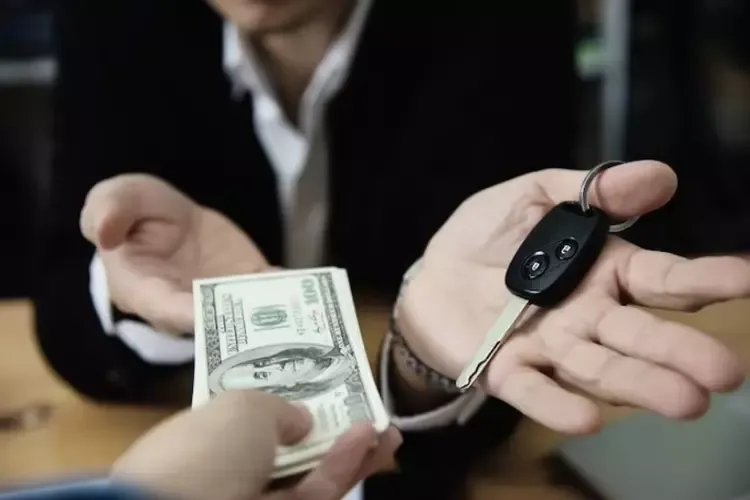 ผู้ชายแลกกุญแจรถกับธนบัตร 