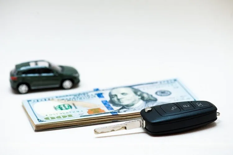 โมเดลรถ เงิน และกุญแจรถ