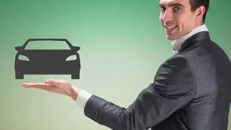 ผู้ชายใส่สูทแบบมือมีภาพรถอยู่ด้านบน