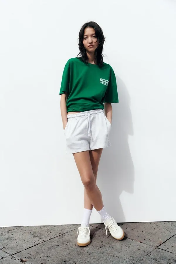 ผู้หญิงสวมเสื้อสีเขียว