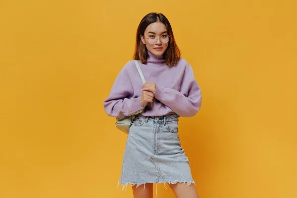 ผู้หญิงสวมกระโปรงยีนส์