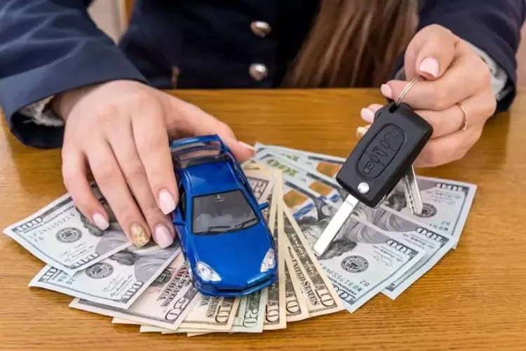 รถของเล่นและกุญแจในมือของผู้หญิง รถของเล่นและกุญแจในมือของผู้หญิง