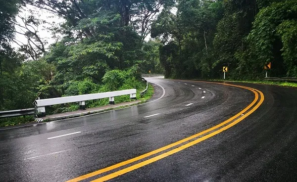 ถนนเปียก