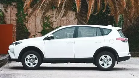 รถยนต์สีขาวอยู่ในลานจอดรถ