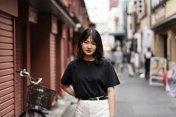 ผู้หญิงสวมกางเกงเอวสูง