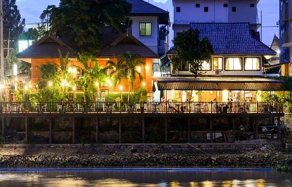 บรรยากาศร้านอาหารบ้านอู่ทอง