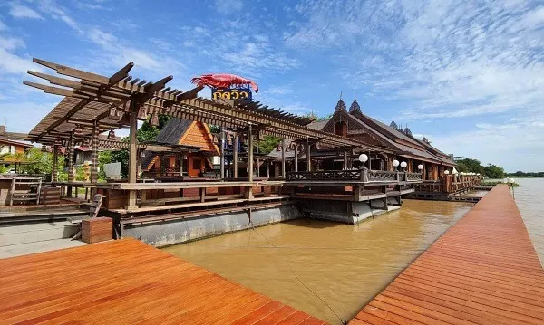 บรรยากาศที่นั่งริมน้ำร้านอาหาร Good View Phranakhon