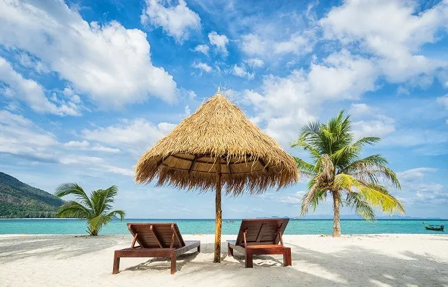 เก้าอี้ริมชายหาดที่เกาะหลีเป๊ะ