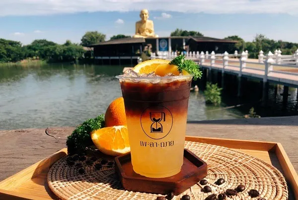 เพลาฌาย คาเฟ่ตั้งอยู่ริมแม่น้ำ