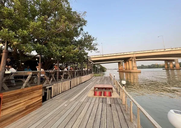 บรรยากาศร้านอาหารเรือนสายน้ำ