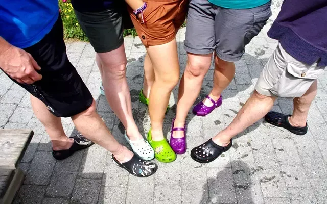 กลุ่มเพื่อนสวมรองเท้า Crocs หลากสี