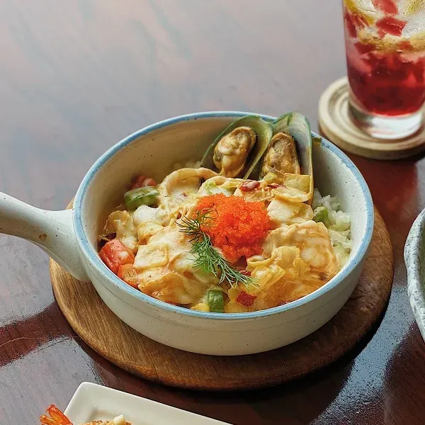 เมนูข้าวซีฟู้ดซอสสไปซี่มิโซะอบชีส ที่ On the Table