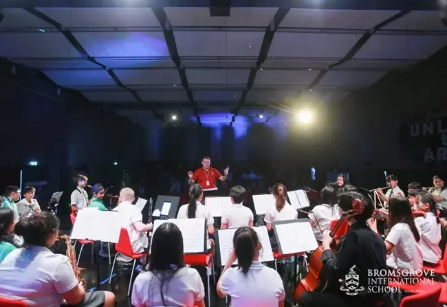 นักเรียนฝึกการแสดงดนตรี 