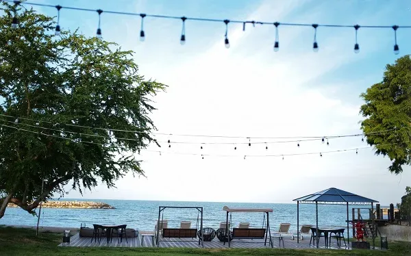 ร้าน Buffy's Belly Bar & Bistro ริมทะเล