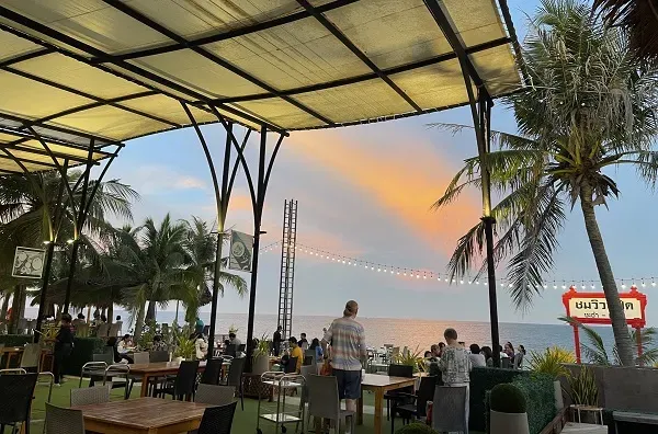 บรรยากาศร้านอาหารชมวิวซีฟู้ด