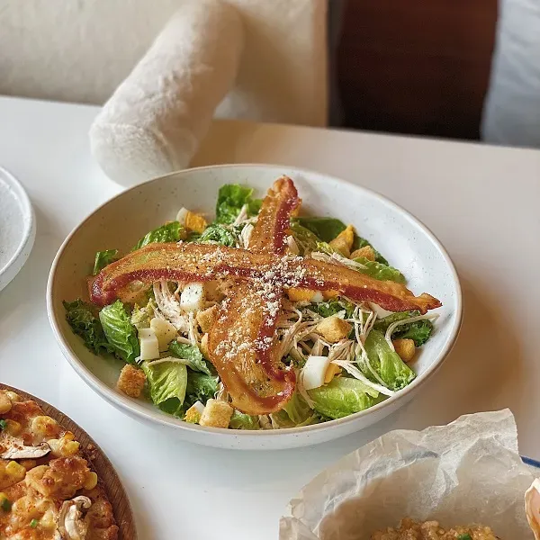 เมนูสลัดซีซ่าร์ ที่ On the Table