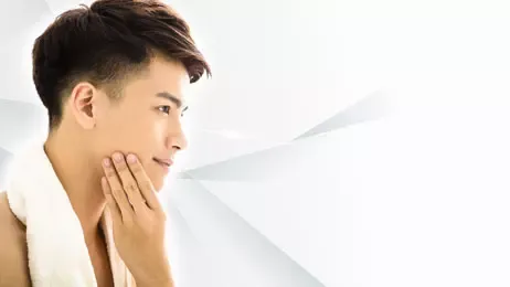 ผู้ชายผิวหน้าเรียบเนียน