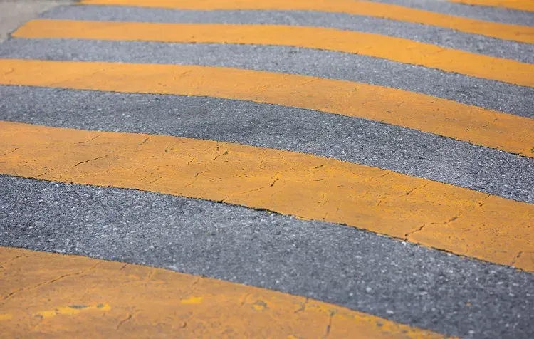 ฟุตบาทสีขาวเหลือง