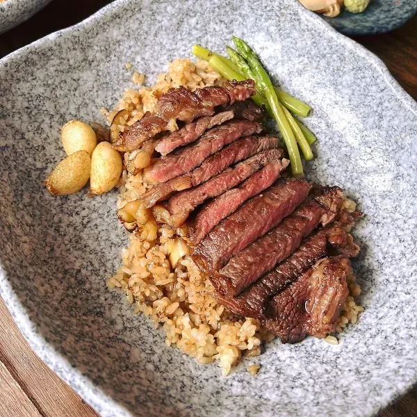 เมนูข้าวผัดทรัฟเฟิลเนื้อออสเตรเลียย่าง ที่ On the Table