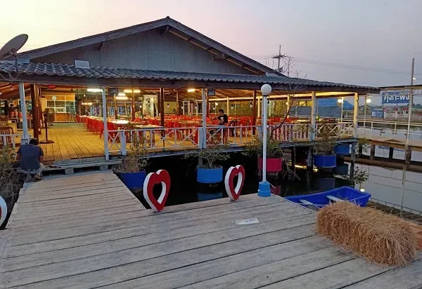 บรรยากาศร้านอาหารคุ้งกะพง