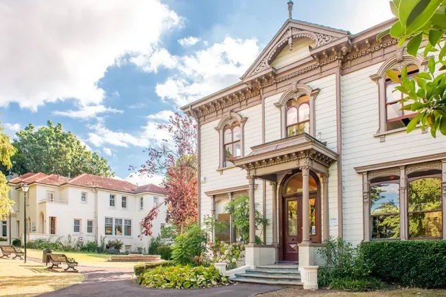 สถาบันการศึกษา Languages International