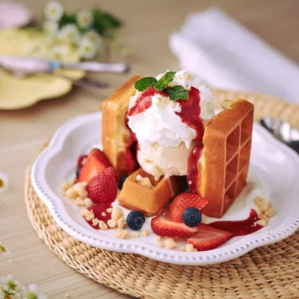 เมนู Mixed Berries Cheese Waffle ที่ On the Table
