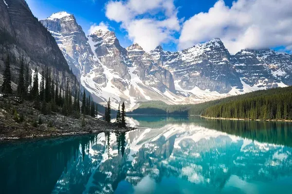 บรรยากาศ Moraine Lake ประเทศแคนาดา