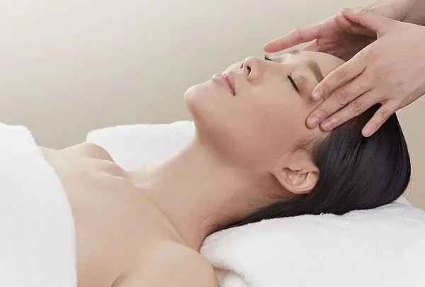 ผู้หญิงกำลังนวดหน้าที่ PAÑPURI Wellness ผู้หญิงกำลังนวดหน้าที่ PAÑPURI Wellness