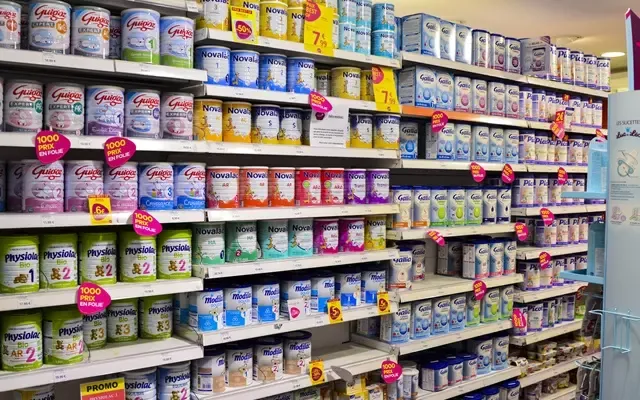 นมผงวางอยู่บนชั้น