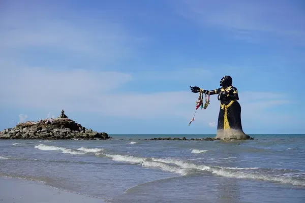 รูปปั้นวรรณคดีเรื่องพระอภัยมณี ที่ หาดปึกเตียน