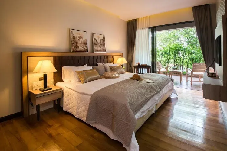 โรงแรมริมน้ำกลางจันท์