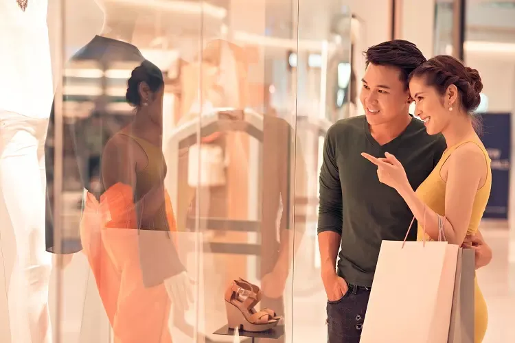 ผู้ชายผู้หญิงกำลังดูสินค้าในห้าง