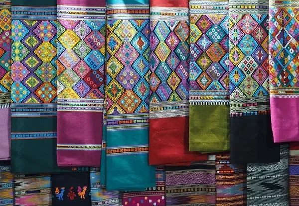 ผ้าไทยแขวนอยู่บนราว