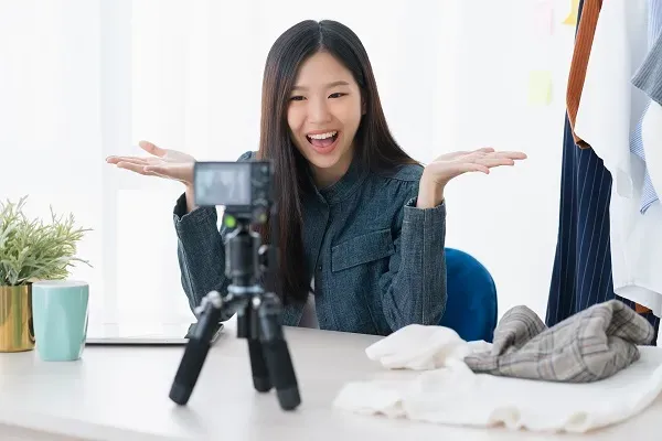 ผู้หญิงกำลังถ่ายคลิปวิดีโอ